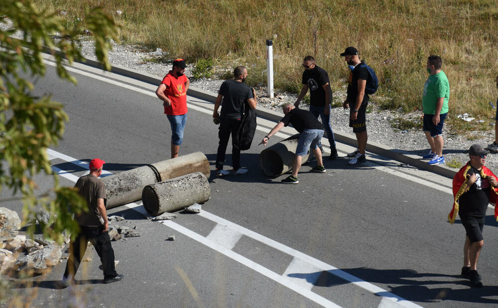 <p>Grupa građana blokilrala je danas magistralni put Podgorica - Cetinje. Prethodno su blokirali i kružni tok na ulazu u Cetinje. U foto galeriji fotoreportera Vijesti Borisa Pejovića pogledajte kako je to izgledalo.</p>