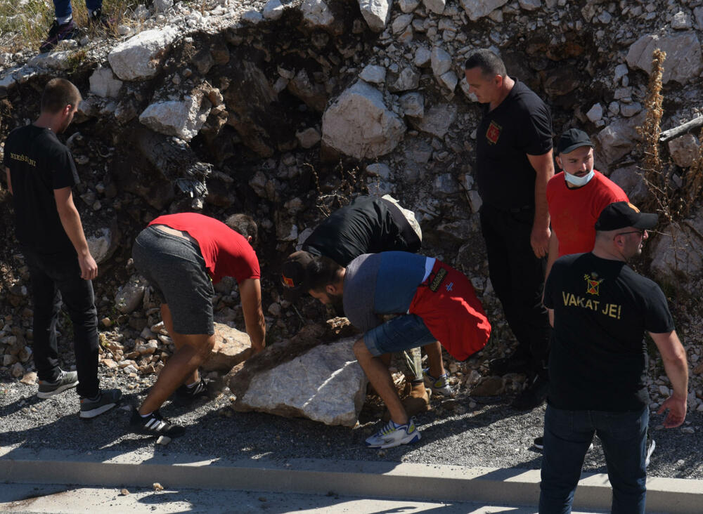 <p>Grupa građana blokilrala je danas magistralni put Podgorica - Cetinje. Prethodno su blokirali i kružni tok na ulazu u Cetinje. U foto galeriji fotoreportera Vijesti Borisa Pejovića pogledajte kako je to izgledalo.</p>