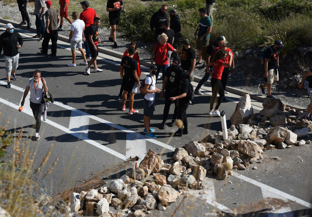 <p>Grupa građana blokilrala je danas magistralni put Podgorica - Cetinje. Prethodno su blokirali i kružni tok na ulazu u Cetinje. U foto galeriji fotoreportera Vijesti Borisa Pejovića pogledajte kako je to izgledalo.</p>