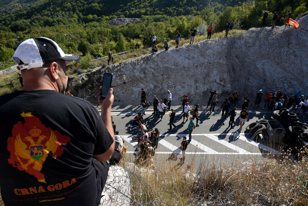 <p>Grupa građana blokilrala je danas magistralni put Podgorica - Cetinje. Prethodno su blokirali i kružni tok na ulazu u Cetinje. U foto galeriji fotoreportera Vijesti Borisa Pejovića pogledajte kako je to izgledalo.</p>