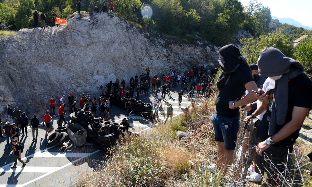 <p>Grupa građana blokilrala je danas magistralni put Podgorica - Cetinje. Prethodno su blokirali i kružni tok na ulazu u Cetinje. U foto galeriji fotoreportera Vijesti Borisa Pejovića pogledajte kako je to izgledalo.</p>