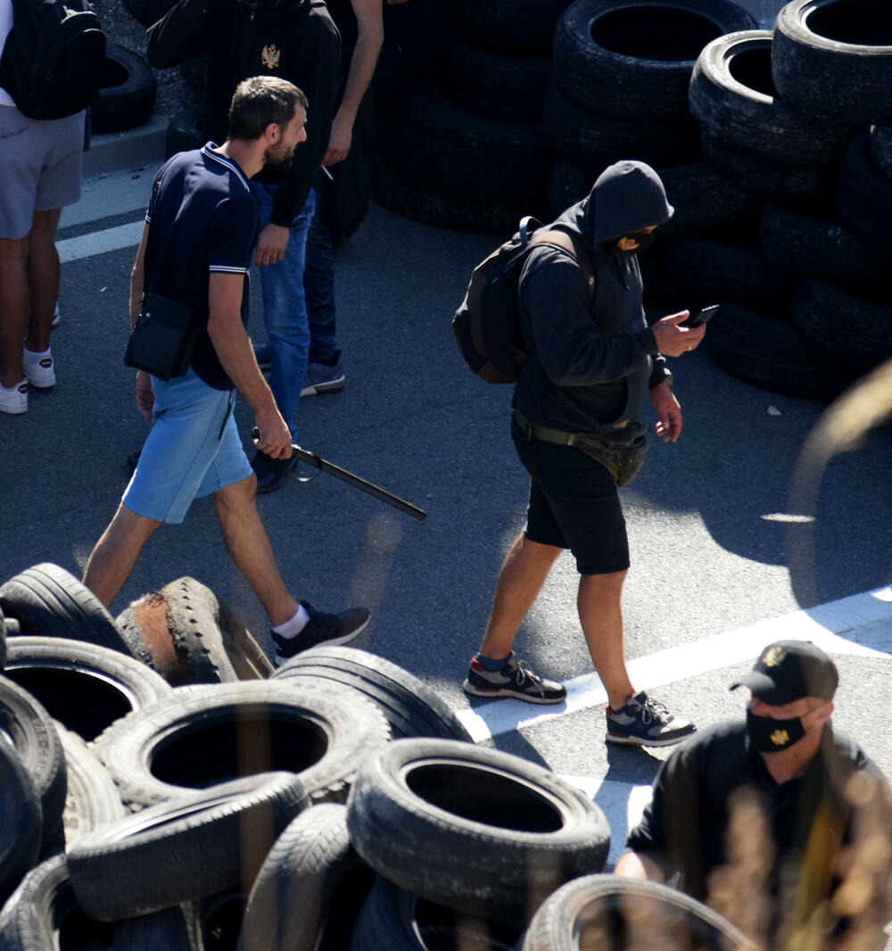 <p>Grupa građana blokilrala je danas magistralni put Podgorica - Cetinje. Prethodno su blokirali i kružni tok na ulazu u Cetinje. U foto galeriji fotoreportera Vijesti Borisa Pejovića pogledajte kako je to izgledalo.</p>