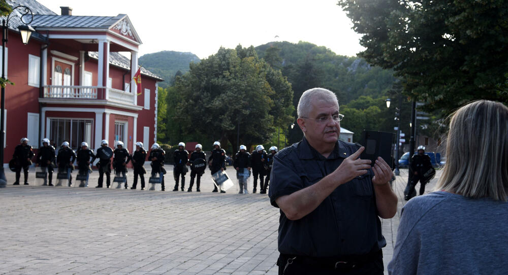 <p>Grupa građana blokilrala je danas magistralni put Podgorica - Cetinje. Prethodno su blokirali i kružni tok na ulazu u Cetinje. U foto galeriji fotoreportera Vijesti Borisa Pejovića pogledajte kako je to izgledalo.</p>