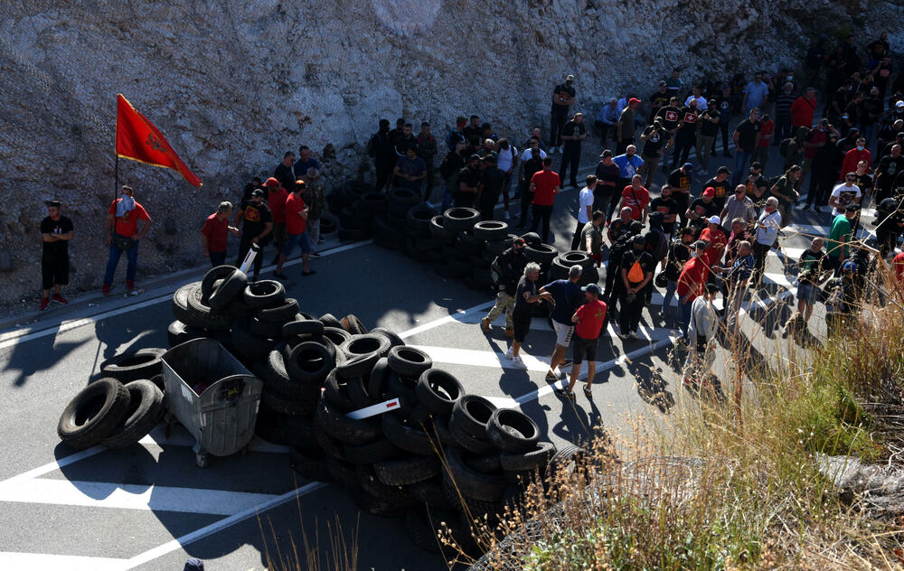 <p>Grupa građana blokilrala je danas magistralni put Podgorica - Cetinje. Prethodno su blokirali i kružni tok na ulazu u Cetinje. U foto galeriji fotoreportera Vijesti Borisa Pejovića pogledajte kako je to izgledalo.</p>