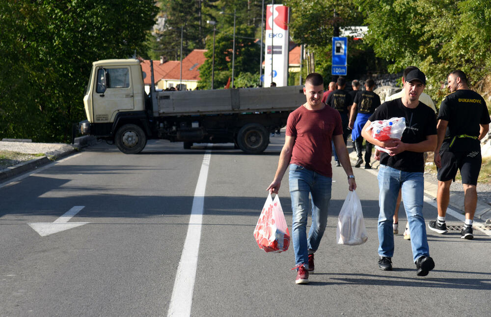 <p>Grupa građana blokilrala je danas magistralni put Podgorica - Cetinje. Prethodno su blokirali i kružni tok na ulazu u Cetinje. U foto galeriji fotoreportera Vijesti Borisa Pejovića pogledajte kako je to izgledalo.</p>