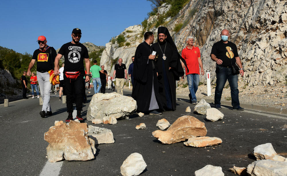 <p>Grupa građana blokilrala je danas magistralni put Podgorica - Cetinje. Prethodno su blokirali i kružni tok na ulazu u Cetinje. U foto galeriji fotoreportera Vijesti Borisa Pejovića pogledajte kako je to izgledalo.</p>