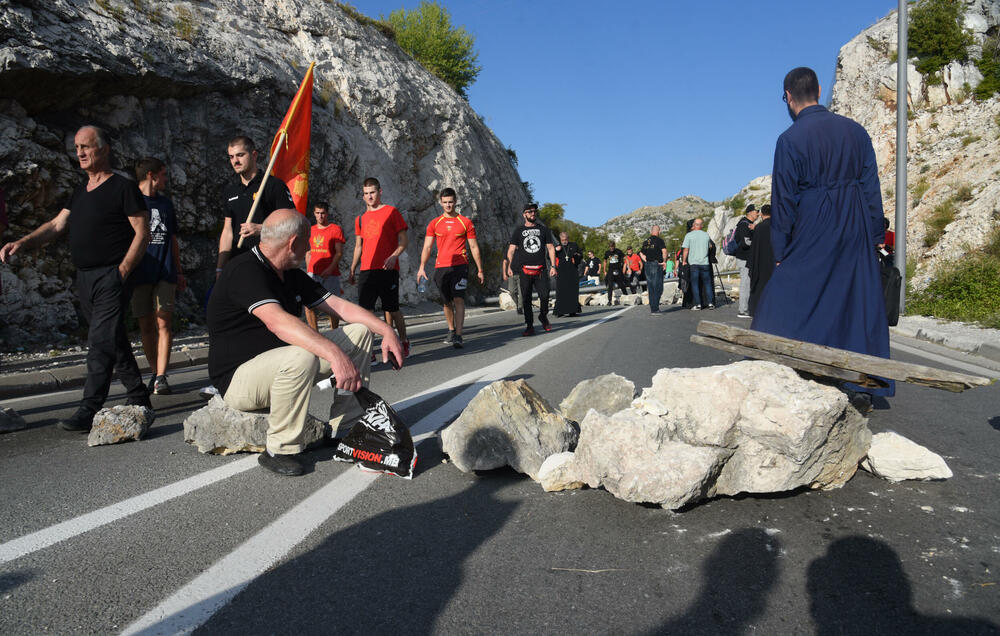 <p>Grupa građana blokilrala je danas magistralni put Podgorica - Cetinje. Prethodno su blokirali i kružni tok na ulazu u Cetinje. U foto galeriji fotoreportera Vijesti Borisa Pejovića pogledajte kako je to izgledalo.</p>