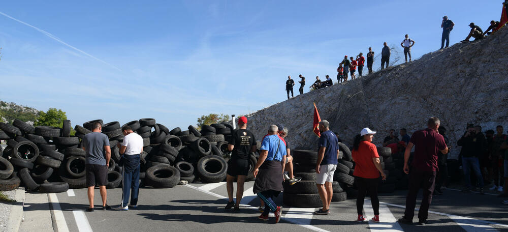 <p>Grupa građana blokilrala je danas magistralni put Podgorica - Cetinje. Prethodno su blokirali i kružni tok na ulazu u Cetinje. U foto galeriji fotoreportera Vijesti Borisa Pejovića pogledajte kako je to izgledalo.</p>