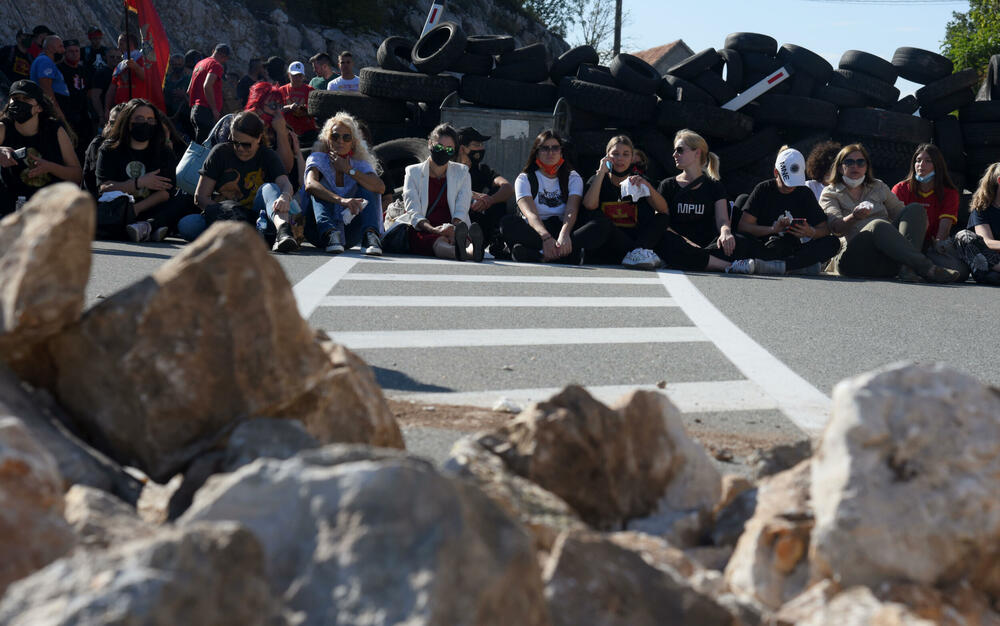 <p>Grupa građana blokilrala je danas magistralni put Podgorica - Cetinje. Prethodno su blokirali i kružni tok na ulazu u Cetinje. U foto galeriji fotoreportera Vijesti Borisa Pejovića pogledajte kako je to izgledalo.</p>