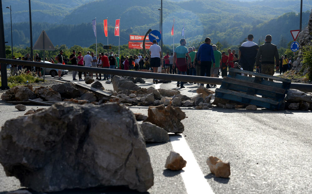 <p>Grupa građana blokilrala je danas magistralni put Podgorica - Cetinje. Prethodno su blokirali i kružni tok na ulazu u Cetinje. U foto galeriji fotoreportera Vijesti Borisa Pejovića pogledajte kako je to izgledalo.</p>