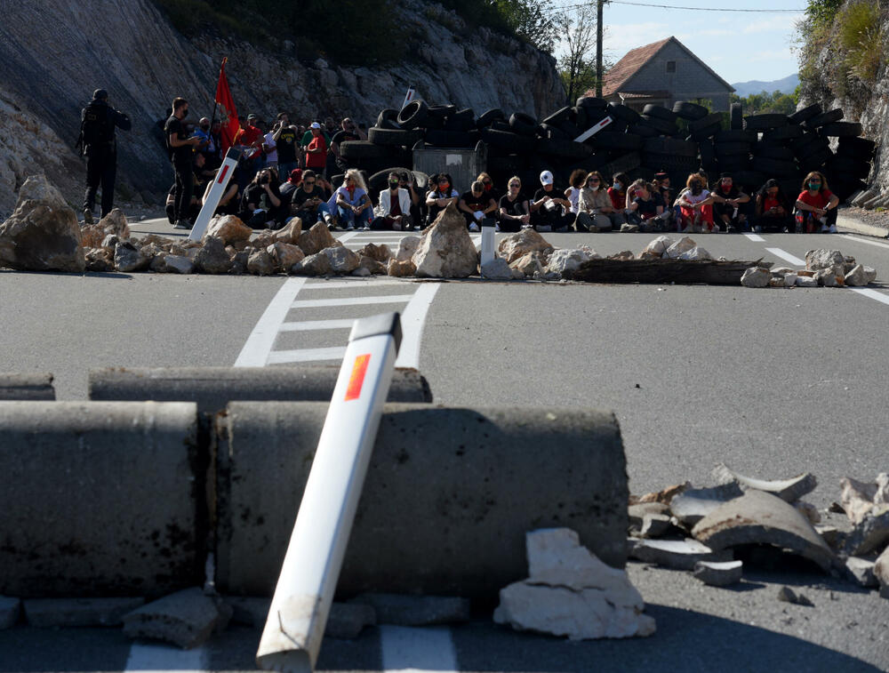 <p>Grupa građana blokilrala je danas magistralni put Podgorica - Cetinje. Prethodno su blokirali i kružni tok na ulazu u Cetinje. U foto galeriji fotoreportera Vijesti Borisa Pejovića pogledajte kako je to izgledalo.</p>