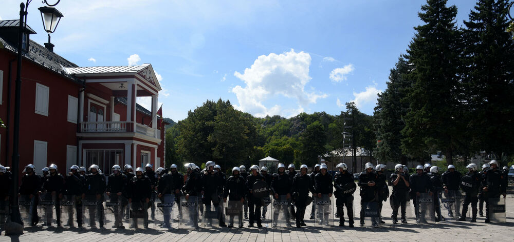 <p>Grupa građana blokilrala je danas magistralni put Podgorica - Cetinje. Prethodno su blokirali i kružni tok na ulazu u Cetinje. U foto galeriji fotoreportera Vijesti Borisa Pejovića pogledajte kako je to izgledalo.</p>