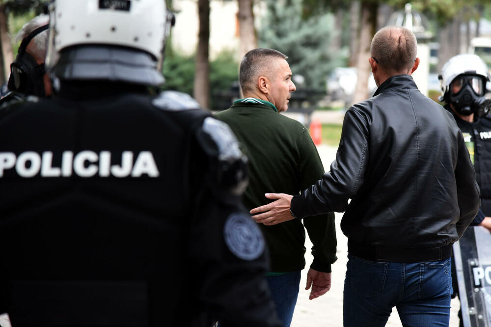 ”Napadom na službeno lice razotkrio stvarne inicijatore protesta”: Privođenje Veljovića, Foto: Luka Zekovic