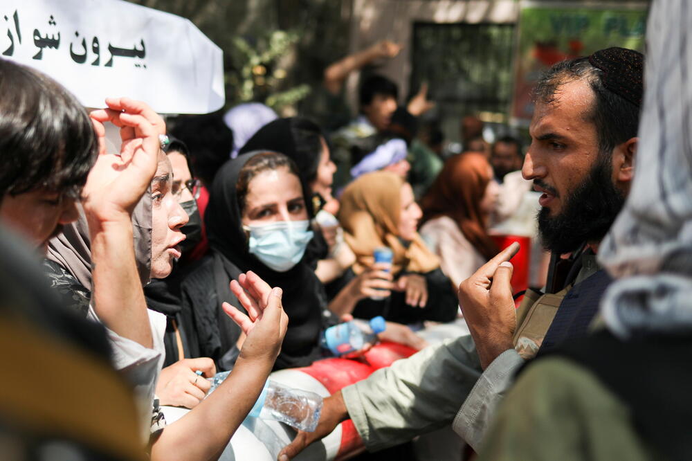 Demonstrantkinja razgovara s talibanskim borcem na protestima u Kabulu, Foto: Reuters