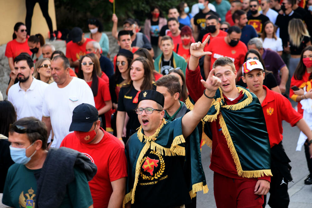 <p>“Pozivamo sve kojima je na srcu građanska, demokratska, slobodna, antifašistička i sekularna Crna Gora da se okupimo na Cetinju i iskažemo protest onima koji su nas prošle neđelje trovali suzavcima, tukli gumenim mecima, pendrecima, gađali šok bombama zato što ne pristajemo na veleizdaju ove vlasti", navodi se u pozivu grupe građana Cetinja.</p>