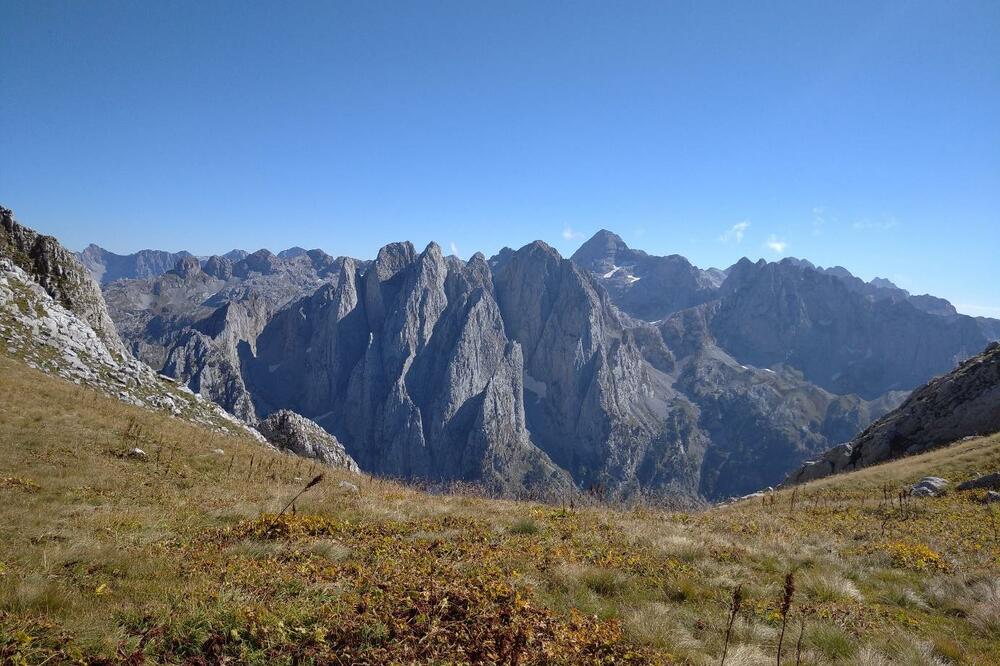 Pogled sa vrha Fortit na masiv Popluks i šiljke Šćokišta, Maja Bojs i najveći vrh Dinarskih planina, Foto: Radoš Kadić