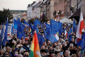 Desetine hiljada Poljaka skandira na ulicama "Ostajemo u Evropi"
