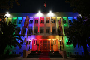 Zgrada Predsjednika osvijetljena duginim bojama
