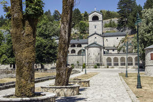 UP: U Cetinjskom manastiru prvo došlo do verbalnog sukoba sa...
