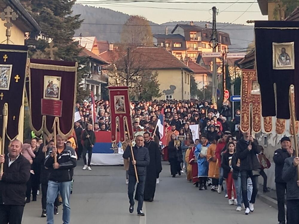 <p>Litija, kojoj je prisustvovalo više hiljada građana je nakon večernje liturgije od crkve Svete Petke prošla ulicama 1. decembra, Mila Peruničića, Ulicom kralja Petra I, a potom Tršovom ulicom, nakon čega su okupljeni ponovo došli pred hram</p>