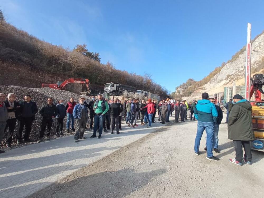 <p>Oko betonjerke je parkirano više putničkih i teretnih vozila</p>