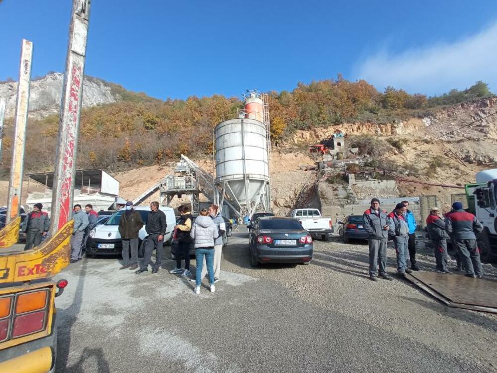 <p>Oko betonjerke je parkirano više putničkih i teretnih vozila</p>