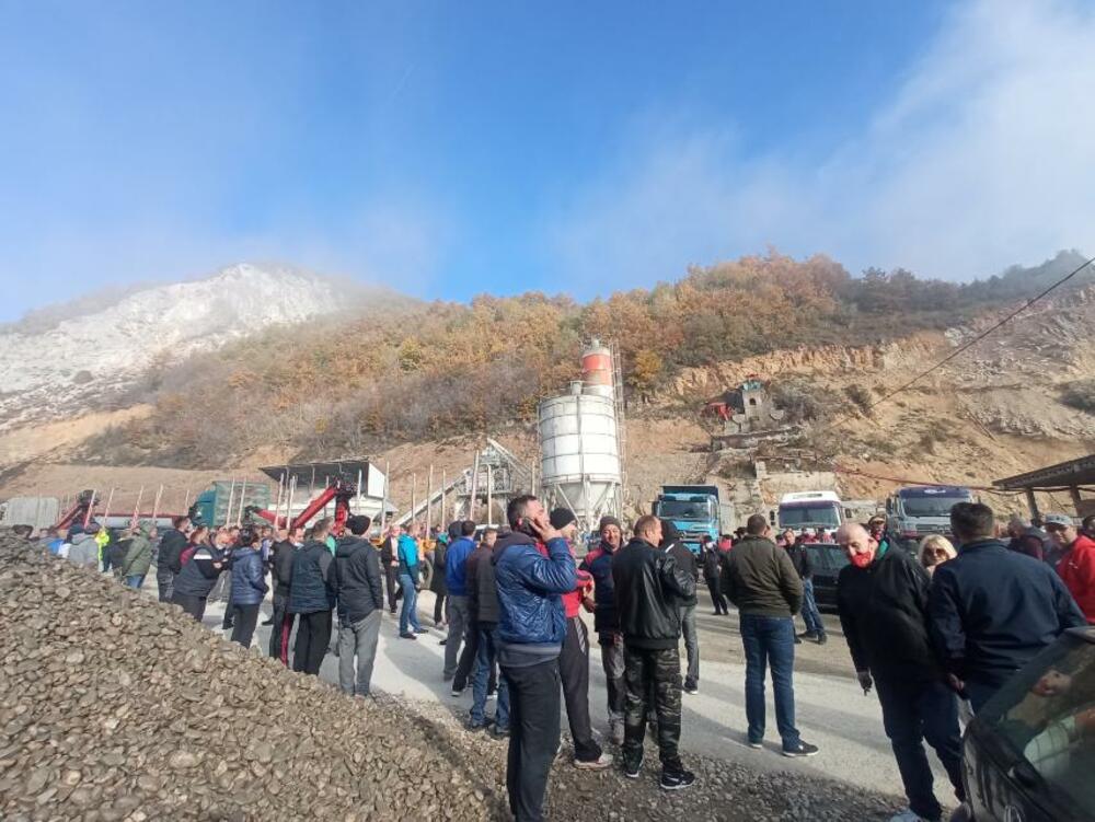 <p>Oko betonjerke je parkirano više putničkih i teretnih vozila</p>