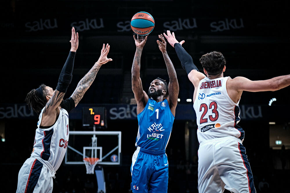 Džekuan Luis šutira preko Danijela Heketa i Tornikea Šengelije, Foto: VTB liga