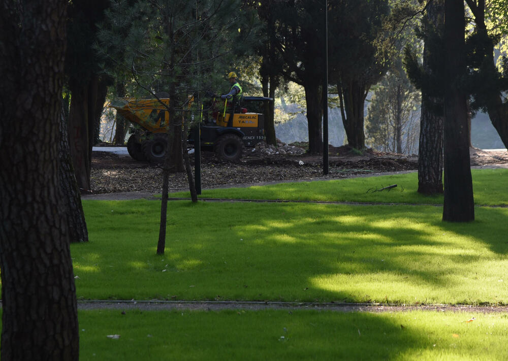 <p>Fotoreporter "Vijesti" Luka Zeković zabilježio je kako trenutno izgledaju Njegošev park i novo šetalište pored Morače.</p>