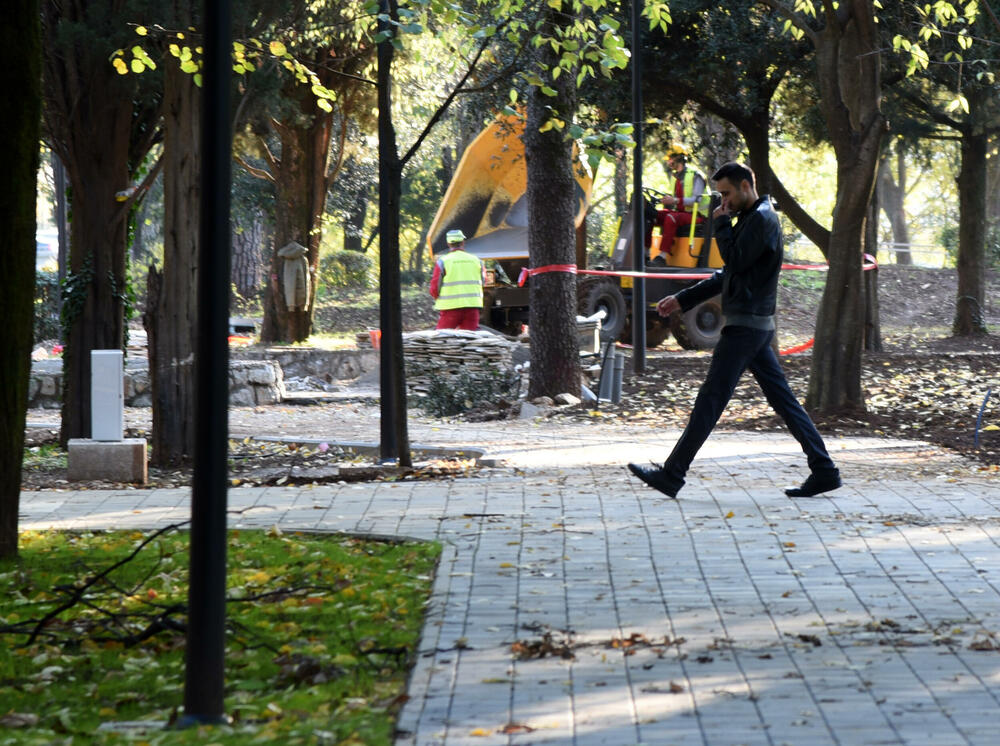 <p>Fotoreporter "Vijesti" Luka Zeković zabilježio je kako trenutno izgledaju Njegošev park i novo šetalište pored Morače.</p>