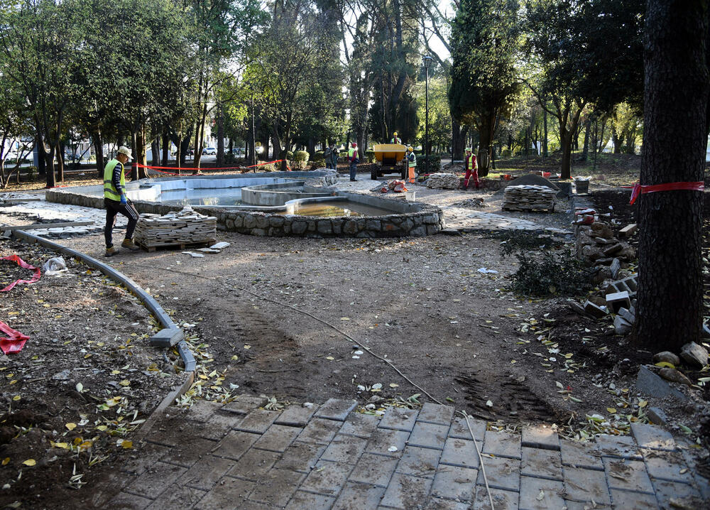 <p>Fotoreporter "Vijesti" Luka Zeković zabilježio je kako trenutno izgledaju Njegošev park i novo šetalište pored Morače.</p>