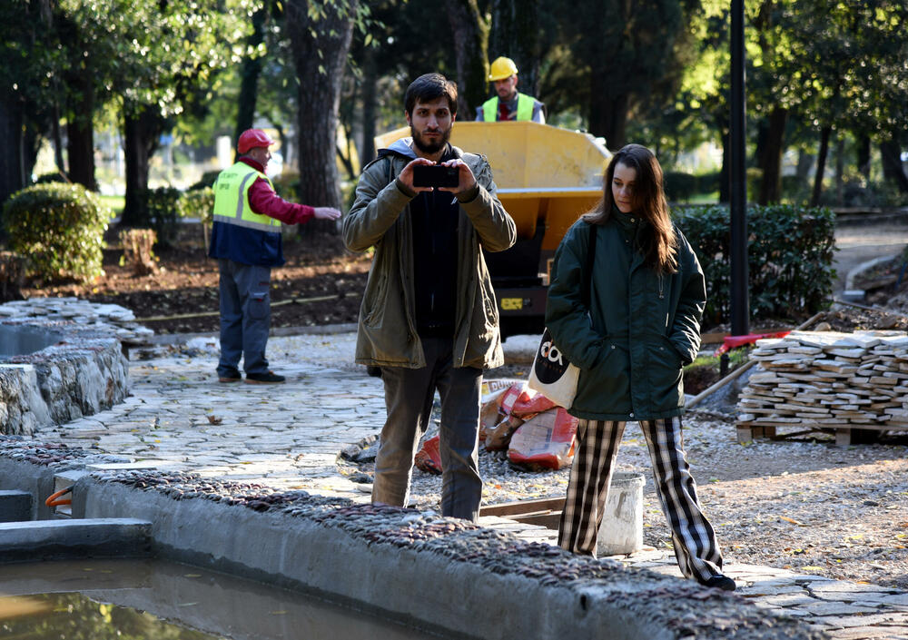 <p>Fotoreporter "Vijesti" Luka Zeković zabilježio je kako trenutno izgledaju Njegošev park i novo šetalište pored Morače.</p>