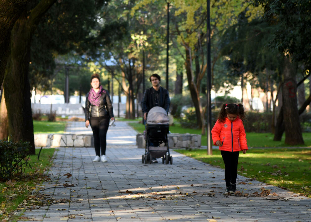 <p>Fotoreporter "Vijesti" Luka Zeković zabilježio je kako trenutno izgledaju Njegošev park i novo šetalište pored Morače.</p>