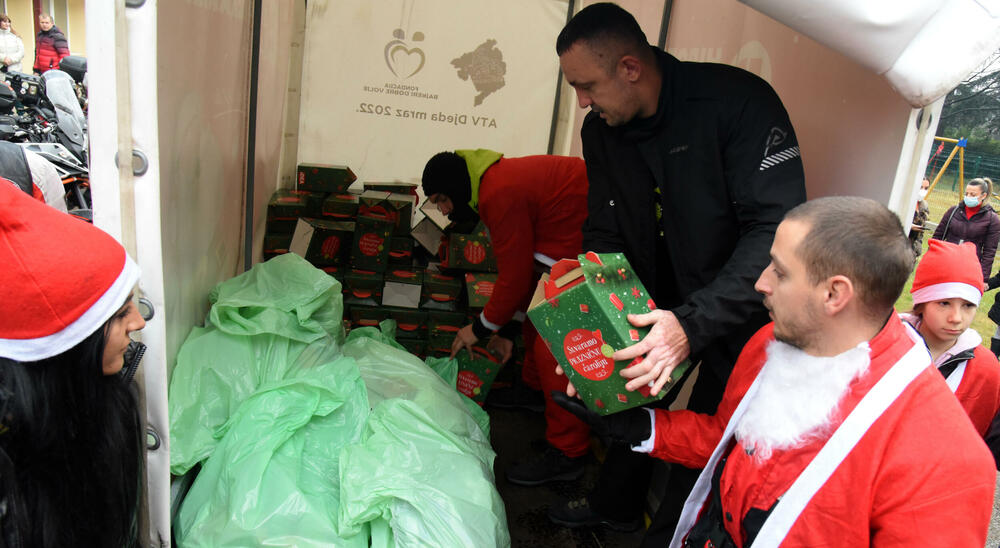 <p>Bajkeri dobre volje iza sebe imaju na desetine humanih akcija, obradovali su mnogo mališana, a najveća nagrada im je radosno dijete. Skromno kažu da je kod crnogorskih bajkera grub samo zvuk motora, a na građane apeluju da ih poštuju u saobraćaju</p>