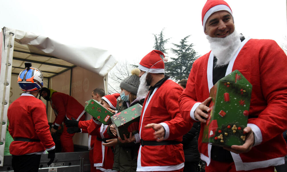 <p>Bajkeri dobre volje iza sebe imaju na desetine humanih akcija, obradovali su mnogo mališana, a najveća nagrada im je radosno dijete. Skromno kažu da je kod crnogorskih bajkera grub samo zvuk motora, a na građane apeluju da ih poštuju u saobraćaju</p>