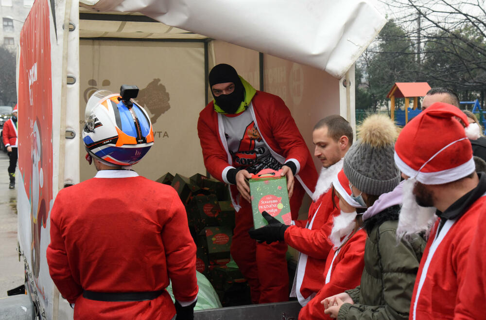 <p>Bajkeri dobre volje iza sebe imaju na desetine humanih akcija, obradovali su mnogo mališana, a najveća nagrada im je radosno dijete. Skromno kažu da je kod crnogorskih bajkera grub samo zvuk motora, a na građane apeluju da ih poštuju u saobraćaju</p>