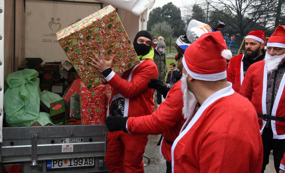 <p>Bajkeri dobre volje iza sebe imaju na desetine humanih akcija, obradovali su mnogo mališana, a najveća nagrada im je radosno dijete. Skromno kažu da je kod crnogorskih bajkera grub samo zvuk motora, a na građane apeluju da ih poštuju u saobraćaju</p>