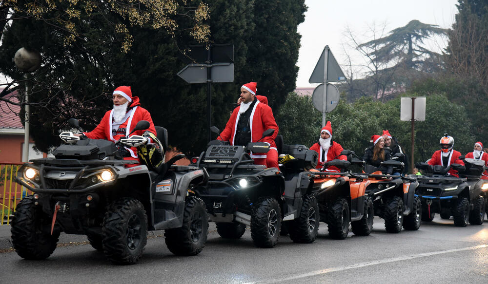 <p>Bajkeri dobre volje iza sebe imaju na desetine humanih akcija, obradovali su mnogo mališana, a najveća nagrada im je radosno dijete. Skromno kažu da je kod crnogorskih bajkera grub samo zvuk motora, a na građane apeluju da ih poštuju u saobraćaju</p>