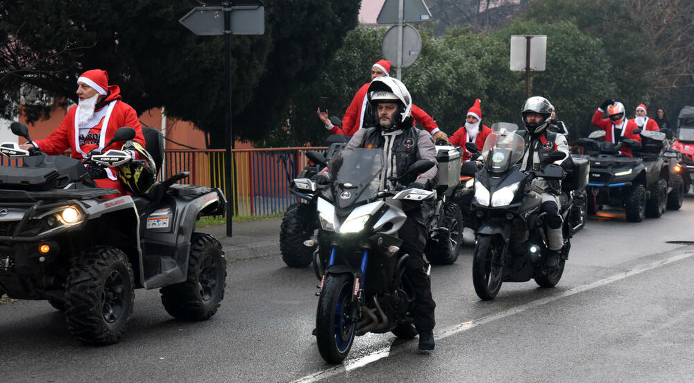 <p>Bajkeri dobre volje iza sebe imaju na desetine humanih akcija, obradovali su mnogo mališana, a najveća nagrada im je radosno dijete. Skromno kažu da je kod crnogorskih bajkera grub samo zvuk motora, a na građane apeluju da ih poštuju u saobraćaju</p>