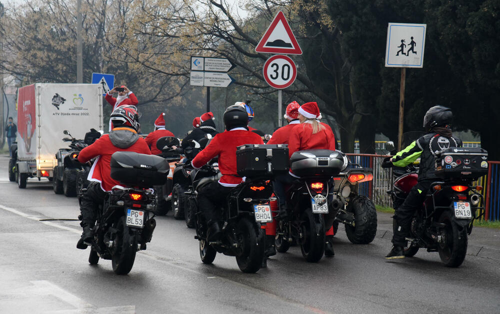 <p>Bajkeri dobre volje iza sebe imaju na desetine humanih akcija, obradovali su mnogo mališana, a najveća nagrada im je radosno dijete. Skromno kažu da je kod crnogorskih bajkera grub samo zvuk motora, a na građane apeluju da ih poštuju u saobraćaju</p>