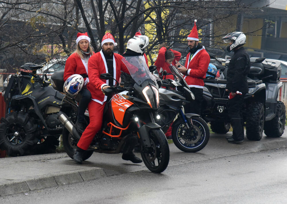 <p>Bajkeri dobre volje iza sebe imaju na desetine humanih akcija, obradovali su mnogo mališana, a najveća nagrada im je radosno dijete. Skromno kažu da je kod crnogorskih bajkera grub samo zvuk motora, a na građane apeluju da ih poštuju u saobraćaju</p>