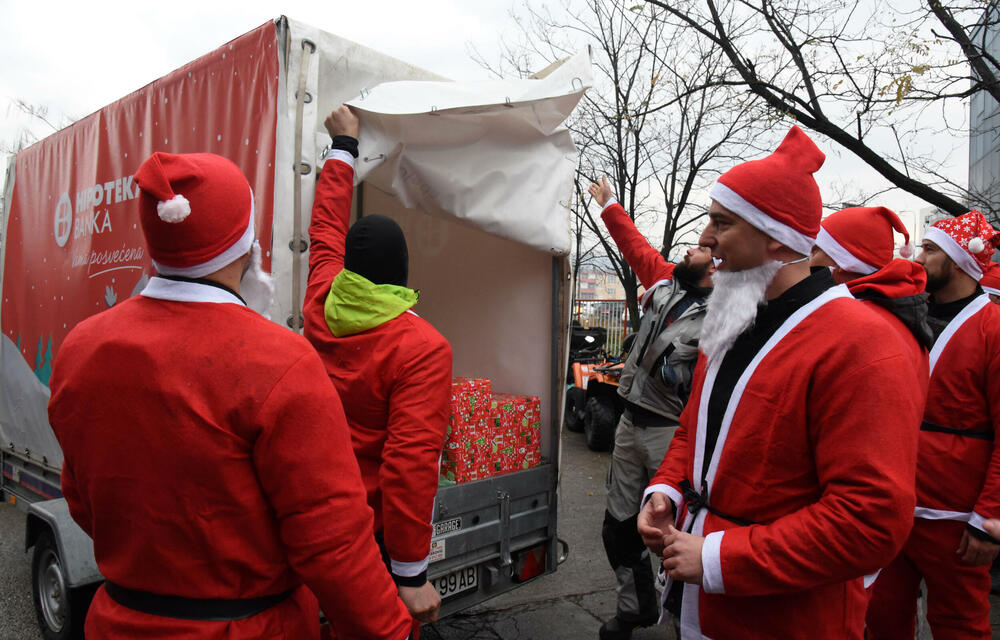 <p>Bajkeri dobre volje iza sebe imaju na desetine humanih akcija, obradovali su mnogo mališana, a najveća nagrada im je radosno dijete. Skromno kažu da je kod crnogorskih bajkera grub samo zvuk motora, a na građane apeluju da ih poštuju u saobraćaju</p>