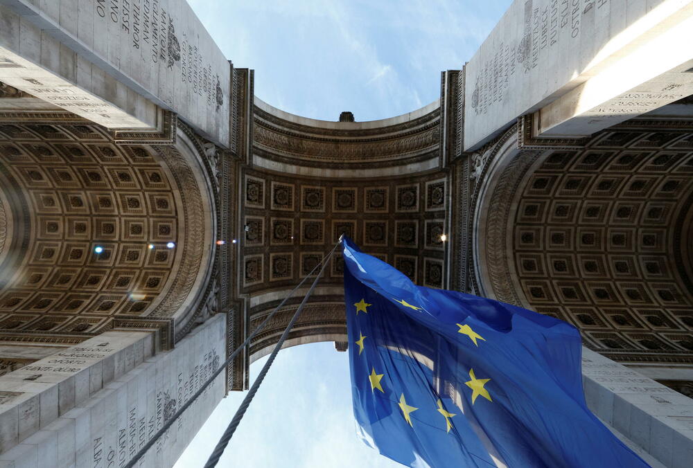 Zastava EU je juče uklonjena sa Trijumfalne kapije 