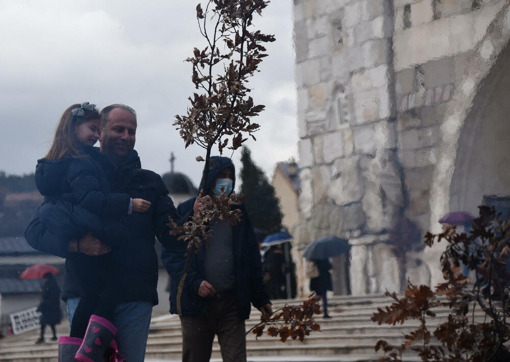 <p>Kako je proteklo današnje nalaganje badnjak ispred hrama Hristovog vaskrsenja u Podgorici možete vidjeti u galerijama naših fotoreportera Borisa Pejovića i Luke Zekovića</p>