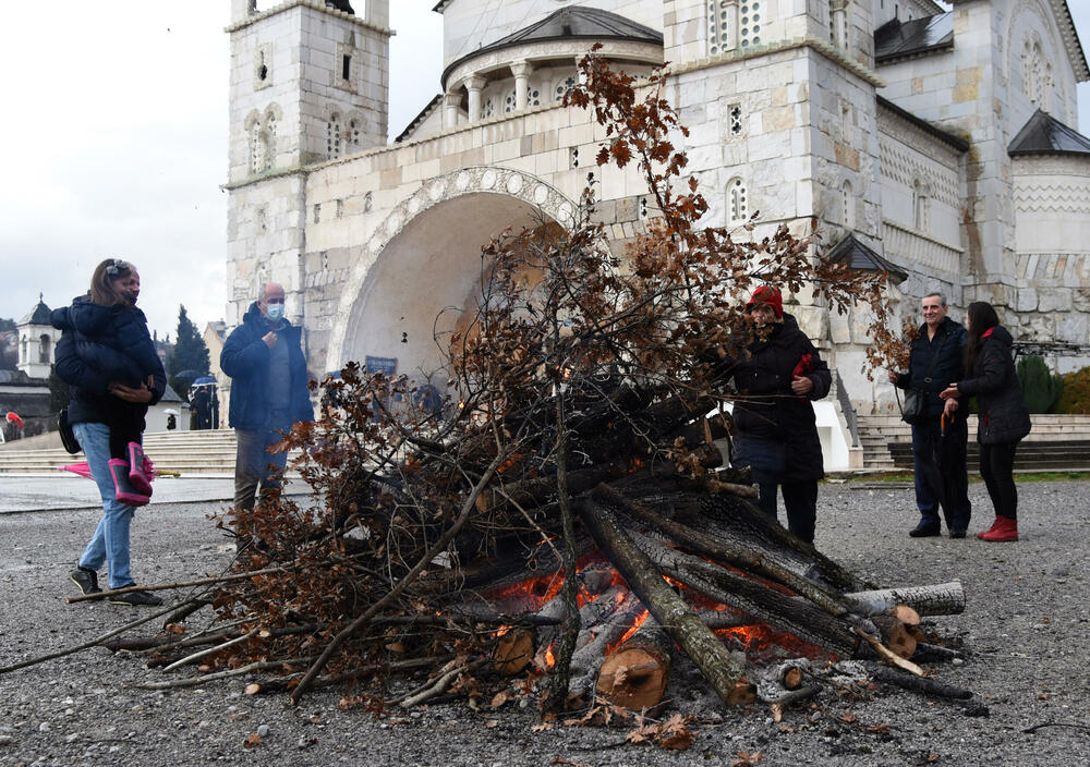 <p>Kako je proteklo današnje nalaganje badnjak ispred hrama Hristovog vaskrsenja u Podgorici možete vidjeti u galerijama naših fotoreportera Borisa Pejovića i Luke Zekovića</p>