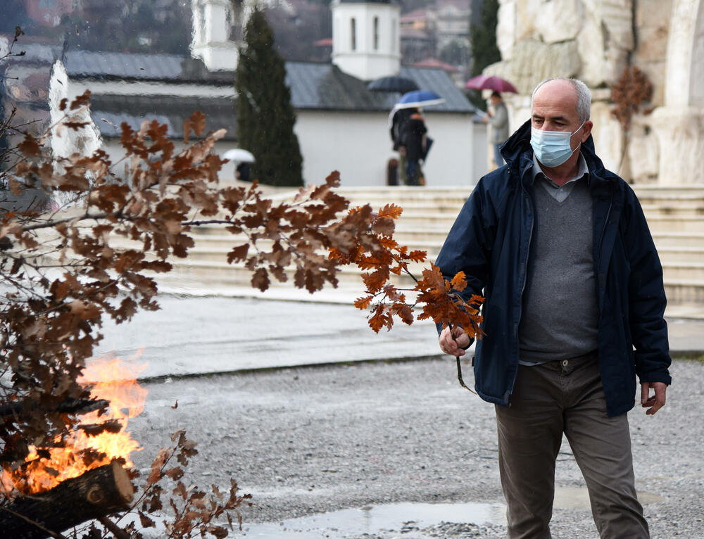 <p>Kako je proteklo današnje nalaganje badnjak ispred hrama Hristovog vaskrsenja u Podgorici možete vidjeti u galerijama naših fotoreportera Borisa Pejovića i Luke Zekovića</p>