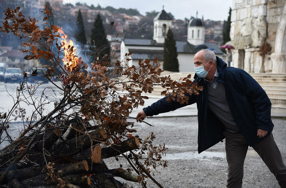 <p>Kako je proteklo današnje nalaganje badnjak ispred hrama Hristovog vaskrsenja u Podgorici možete vidjeti u galerijama naših fotoreportera Borisa Pejovića i Luke Zekovića</p>