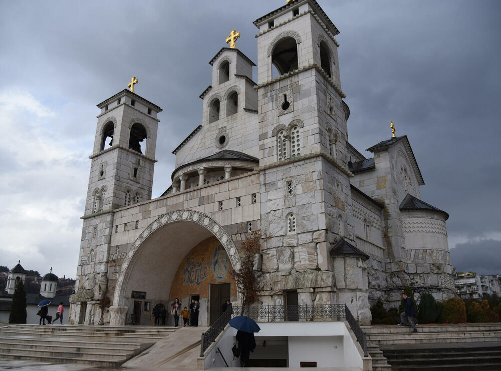 <p>Kako je proteklo današnje nalaganje badnjak ispred hrama Hristovog vaskrsenja u Podgorici možete vidjeti u galerijama naših fotoreportera Borisa Pejovića i Luke Zekovića</p>