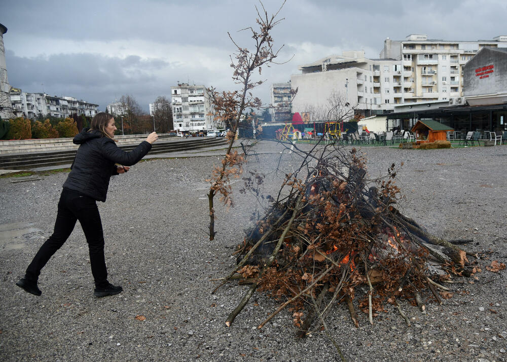 <p>Kako je proteklo današnje nalaganje badnjak ispred hrama Hristovog vaskrsenja u Podgorici možete vidjeti u galerijama naših fotoreportera Borisa Pejovića i Luke Zekovića</p>