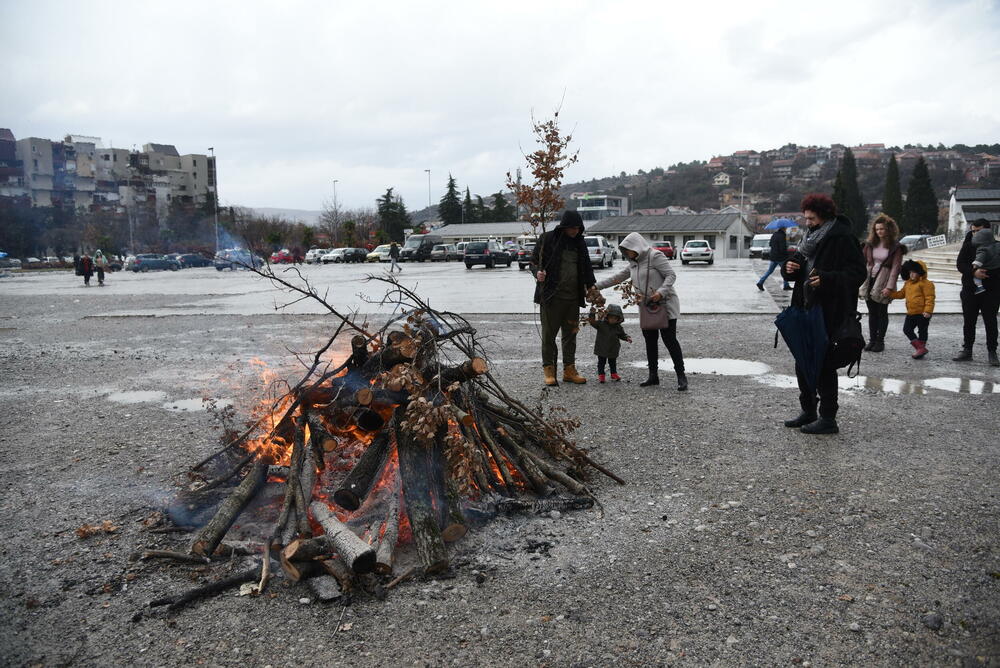 <p>Kako je proteklo današnje nalaganje badnjak ispred hrama Hristovog vaskrsenja u Podgorici možete vidjeti u galerijama naših fotoreportera Borisa Pejovića i Luke Zekovića</p>